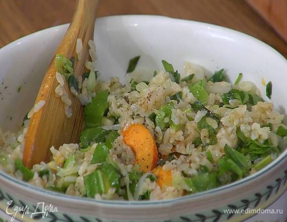 Переложить салат на блюдо и посыпать фисташками.