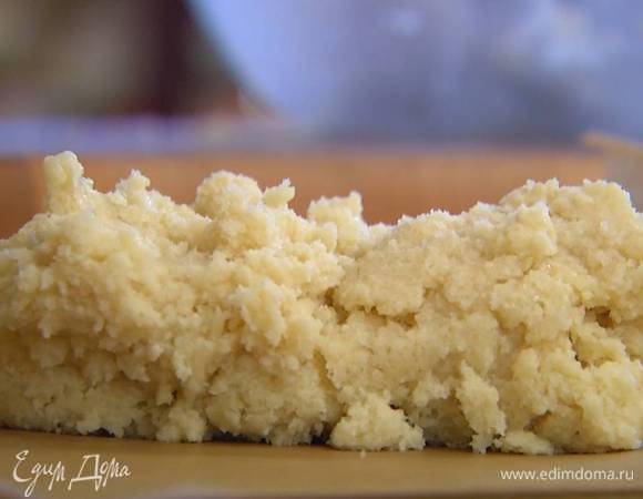 Приготовить тесто: муку перемешать с 60 г сахара, содой и солью, затем натереть на терке в ту же посуду предварительно охлажденное сливочное масло и растереть все руками в мелкую крошку, добавить мед, молоко и ложкой вымешать тесто.