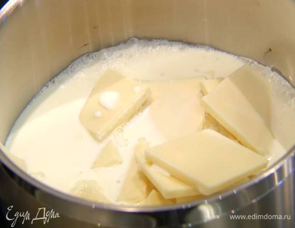 Сливки влить в небольшую кастрюлю, добавить шоколад и растопить на маленьком огне, затем перемешать все лопаткой и слегка остудить.