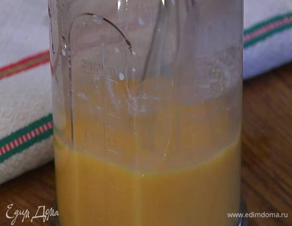 Яйца соединить с оставшимся сахаром, влить ванильный экстракт и взбить все блендером с насадкой-венчиком в однородную массу.