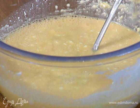 Творог со сливочным сыром растереть ложкой и перемешать с яично-сахарной массой, затем влить растопленный шоколад со сливками и взбить все блендером с насадкой-венчиком.
