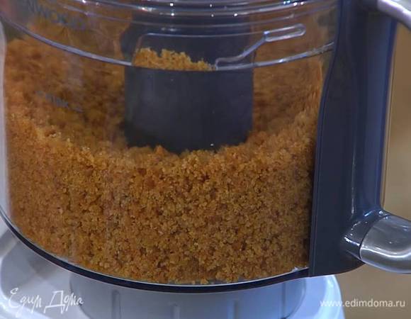 Теплый выпеченный корж поломать небольшими кусочками и полностью остудить, затем измельчить в блендере в мелкую крошку.