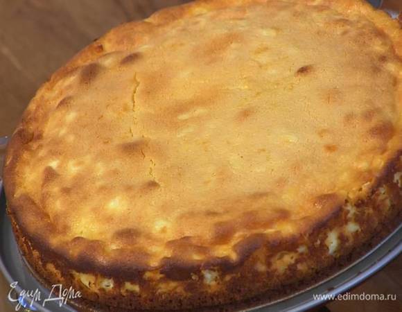 Понизить температуру до 160°С и выпекать творожник 45‒50 минут в зависимости от мощности духовки.