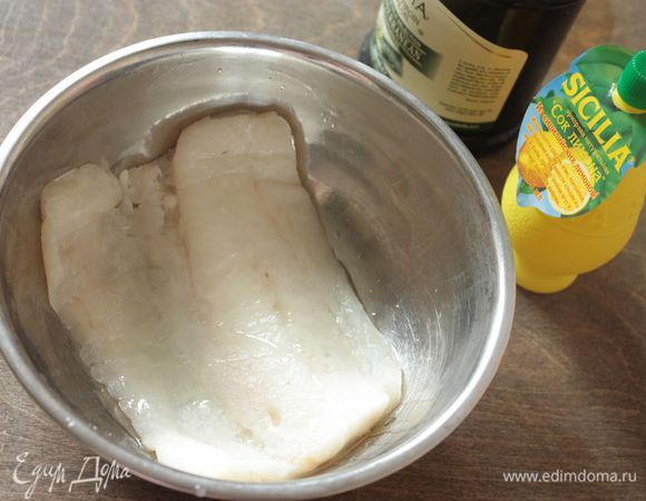 Приготовьте быстрый маринад из 1 ст. л. белого вина, 1 ст. л. лимонного сока ТМ SICILIA и 1 ст. л. оливкового масла. Сбрызните им филе и оставьте на 15-20 минут мариноваться.