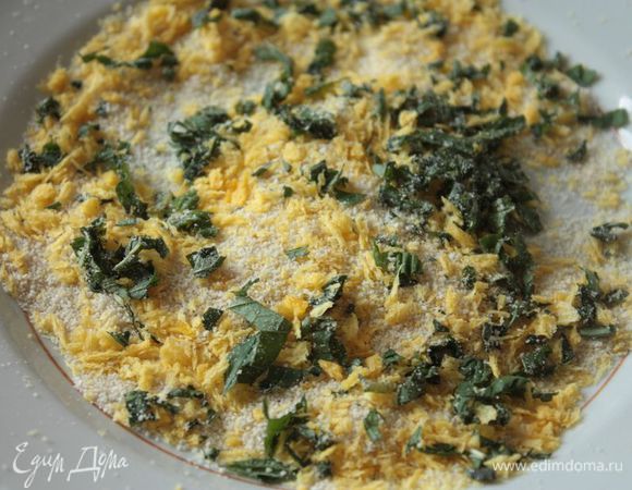 Как можно мельче порубите свежую мяту и смешайте ее с панировочными сухарями (я брала сухари двух видов: обычные и для темпуры).