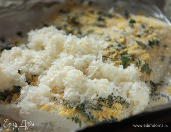 Натрите сыр на самой мелкой терке. Я стараюсь использовать твердый сыр, напоминающий пармезан. 
Выложите филе трески в форму для запекания, сбрызните 2 ст. л. лимонного сока ТМ SICILIA. Я никогда не солю рыбу, если использую лимонный сок.
Посыпьте филе сухарями с мятой, а сверху — тертым сыром. И отправьте в духовку на 180°С на 10-15 минут. 
В качестве гарнира можно подать свежие овощи. Приятного аппетита!