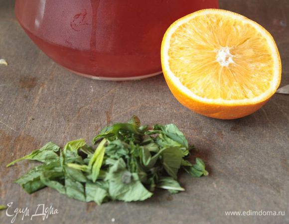 На последнем этапе измельчите мяту и также отправьте ее в морс. Поставьте морс в холодильник и дайте настояться минимум 20-30 минут. После чего можно наслаждаться :)