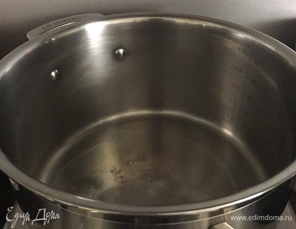 Разогреть кокосовое масло. 
