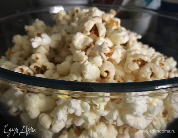 Когда стук прекратится, немедленно пересыпать попкорн в глубокую чашу. И пока зерна теплые, добавлять постепенно соль и сахарную пудру через сито, постоянно перемешивая. 
