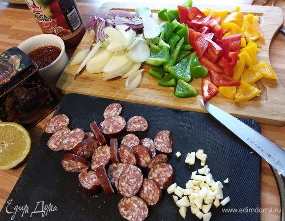 Подготовить все продукты: если у вас шафрановые нити, то их нужно сначала залить небольшим количеством кипятка, лук порезать полукольцами, перец — произвольно, чоризо —
 кружочками. Рыбу и креветки очистить, извлечь косточки. Рыбу не обязательно брать именно треску, подойдет любая белая рыба с плотной мякотью. Ее нужно посолить, поперчить и сбрызнуть лимонным соком. 