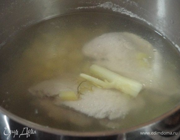 Перловку отварить по инструкции на пакете. Бульон из курицы я варю сразу с картофелем, нарезанным мелкими кубиками. Готовое мясо отложить.
