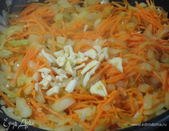 Лук и морковь нашинковать и обжарить на 2 ст. ложках растительного масла 2 минуты. Добавить перец чили и чеснок. Перемешать.