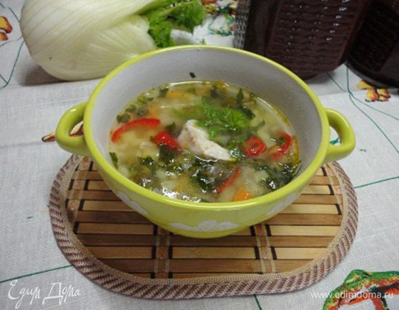 Подавать со свежей зеленью и кусочком мяса.