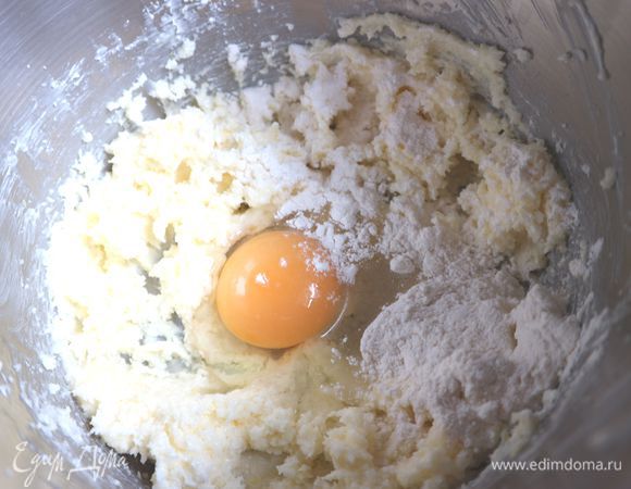 Добавить сначала 1 яйцо и 1 ст. л. муки, взбить миксером. Добавление муки необходимо, чтобы не расслаивалась масса.
