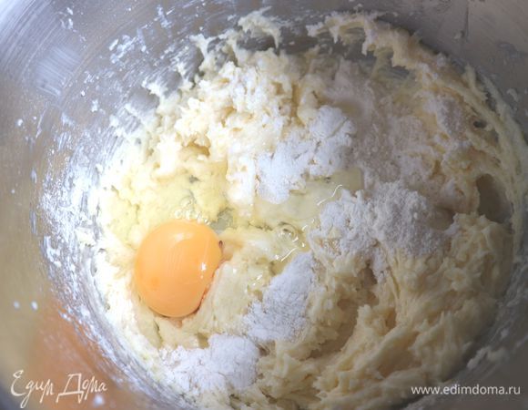 Затем второе яйцо и 1 ст. л. муки.