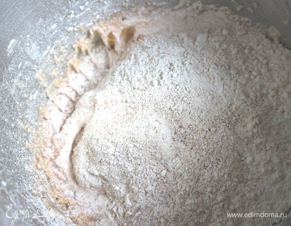 Просеять оставшуюся муку с разрыхлителем, имбирем, корицей, мускатным орехом. Перемешать.