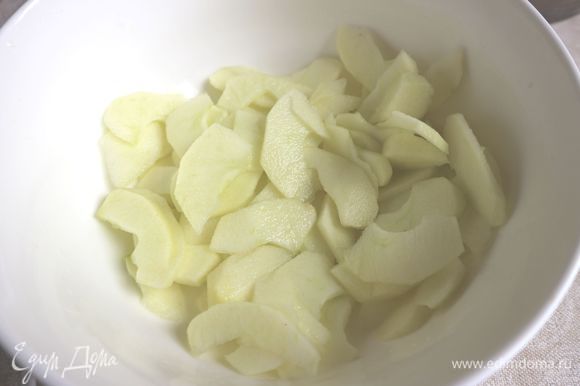 Яблоки очистить, удалить семенную часть, нарезать тонкими лепестками. Добавить сок лимона в яблоки.
