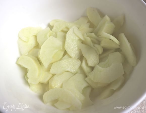 Яблоки очистить, удалить семенную часть, нарезать тонкими лепестками. Добавить сок лимона в яблоки.