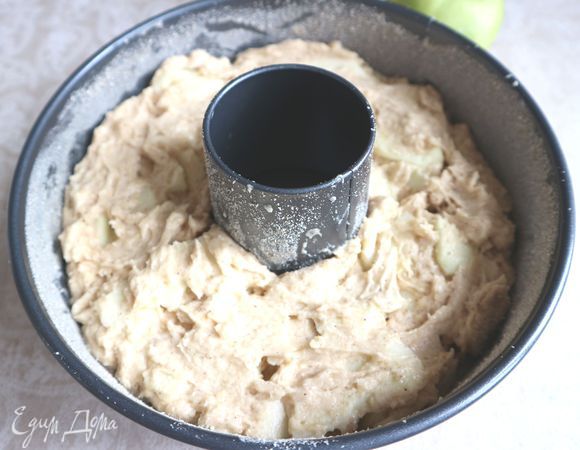 Добавить яблоки, перемешать. Форму смазать маслом, присыпать панировочными сухарями. Положить в форму-кольцо тесто с яблоками. Отправить в духовку на 35-40 минут. 