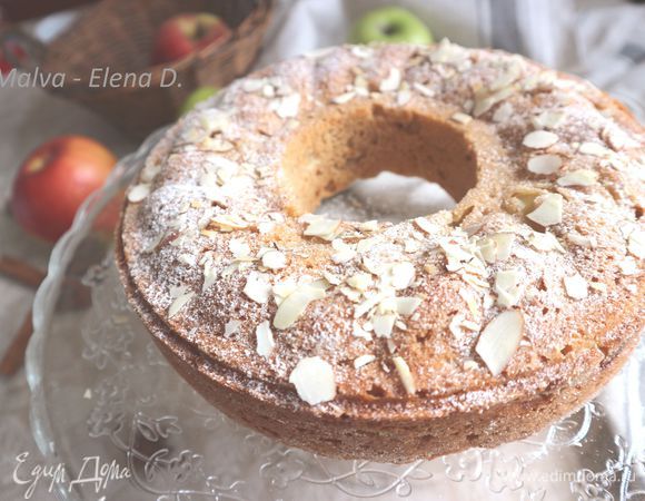 Посыпать сахарной пудрой, лепестками миндаля. 