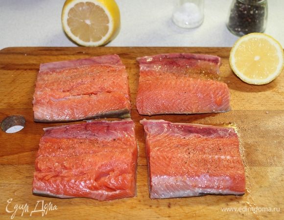 Для начала посолить, поперчить рыбу, сбрызнуть лимонным соком.