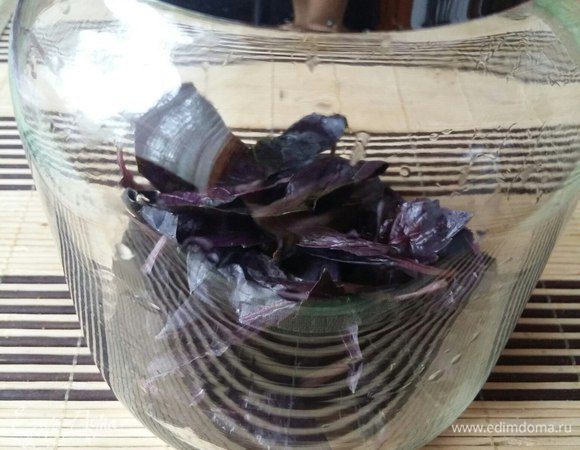 Первым делом вскипятить чайник. В это время взять 2 пучка фиолетового базилика (у меня пучки маленькие были по 20 г), порвать на листики. Стебель тоже туда же, не выбрасываем. Положить в емкость, в которой будете запаривать базилик.