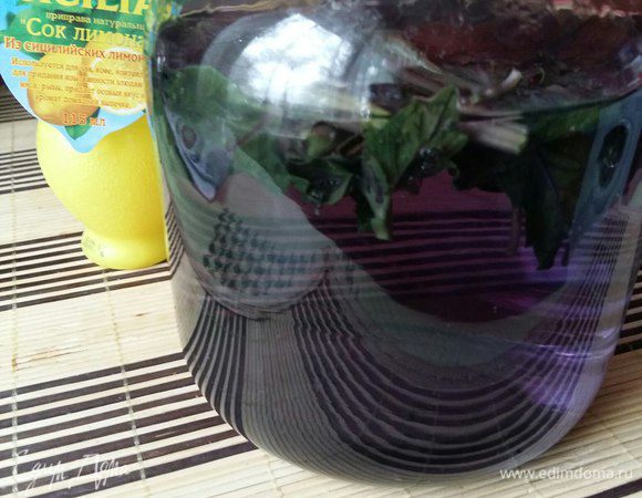 Залить кипятком базилик (1,2-1,5 литра) и оставить на 30 минут настаиваться. Вода постепенно будет менять цвет от бледно-фиолетового до черничного.