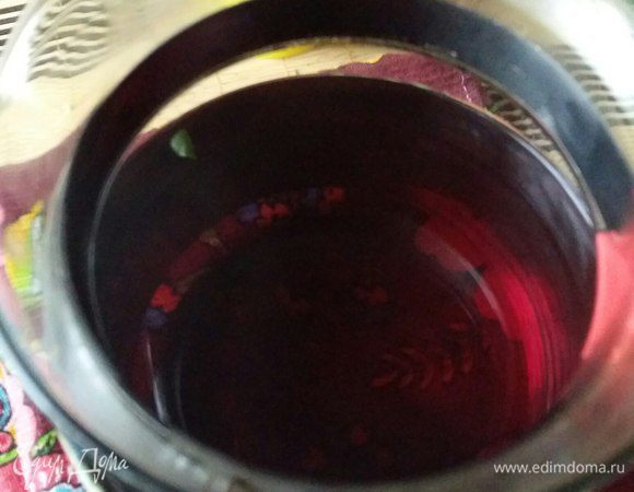 Через 30 минут процедить воду от базилика. 