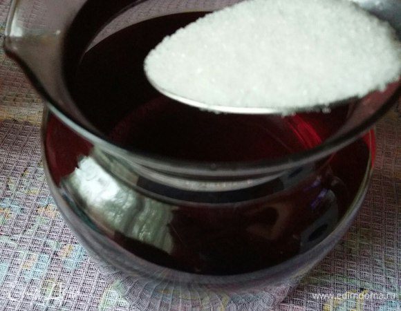 Добавить сахар. Размешать. Вместо сахара можно в напиток добавить мед, кому как нравится. 