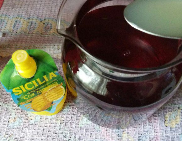 И вот теперь самое интересное. Наш напиток сейчас темного цвета. Его вполне можно употреблять и таким, но мы разбавим лимонным соком. С каждой ложкой лимонного сока ТМ SICILIA цвет становится все ярче и ярче.