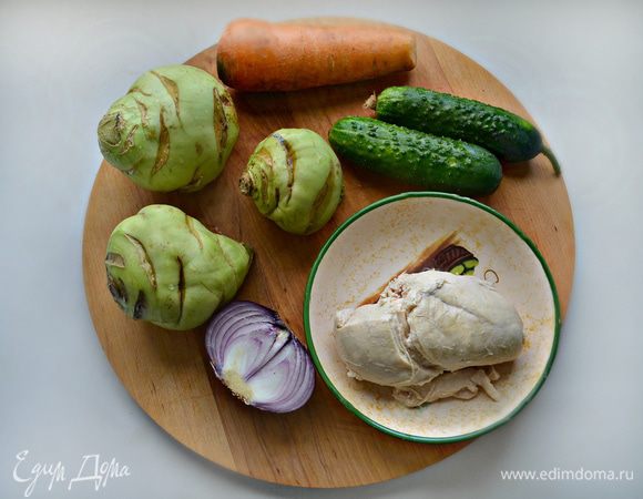 Помойте и почистите овощи. Отварите куриную грудку (дайте ей остыть в бульоне, так она будет сочнее).