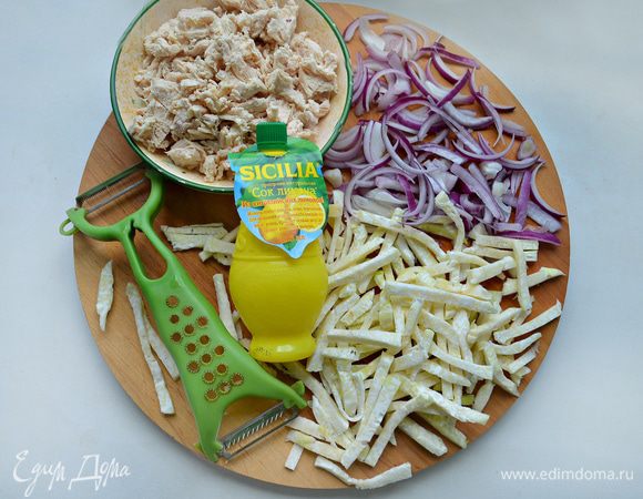 Нарежьте куриную грудку на небольшие кусочки, кольраби — тонкими брусочкам, лук —
 полукольцами. 