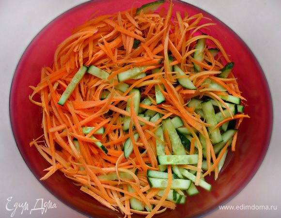 Морковь натрите на крупной терке, огурец нарежьте соломкой.