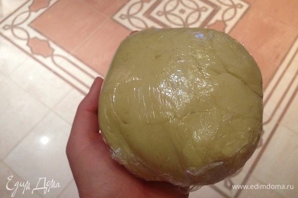Скатать тесто в шарик, завернуть в пленку и убрать в холодильник на 20 минут.
