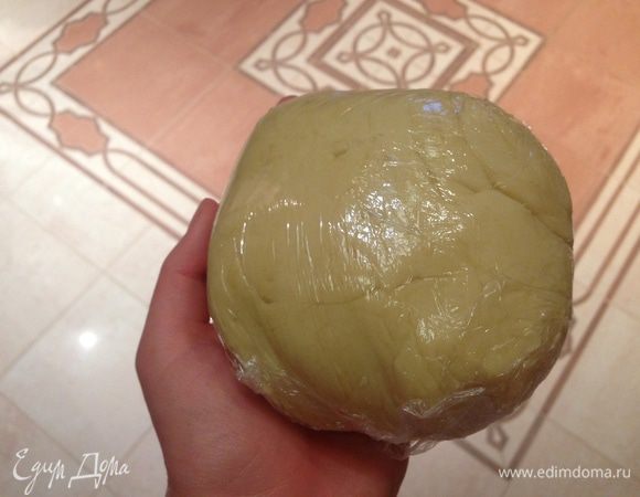 Скатать тесто в шарик, завернуть в пленку и убрать в холодильник на 20 минут.