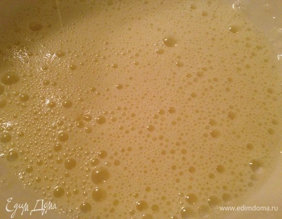 Яйцо с сахаром взбить, добавить размягченное сливочное масло. Затем добавить муку, соль, соду. 