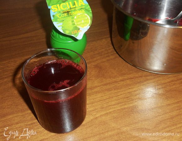 Отжать сок. У меня получился почти полный стакан вишневого сока.