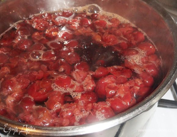 Выжимки положить в кастрюлю. Залить водой, добавить сахар и поставить вариться.