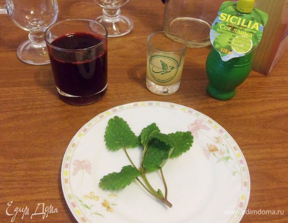 Для придания напитку свежести добавим веточку мяты.