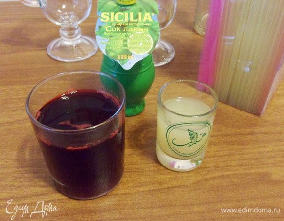 По истечении этого времени добавить сок вишни и сок лайма ТМ SICILIA. Дать закипеть.