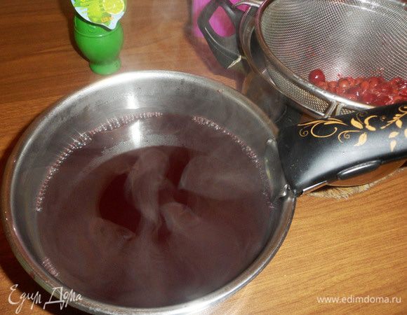 Затем процедить вишневый напиток. Остудить.