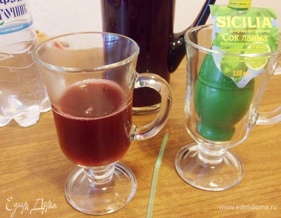 Для того, чтобы получить лимонад, налить в стакан вишневый напиток.