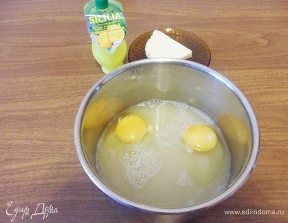 Смешать лимонный сок ТМ SICILIA, яйца и сахар.