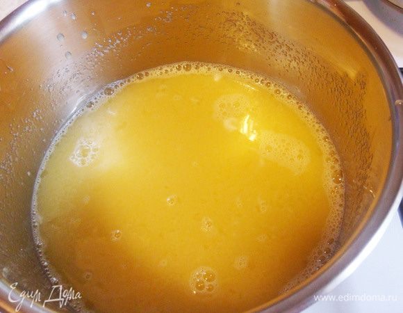 Поставить кастрюлю на огонь.