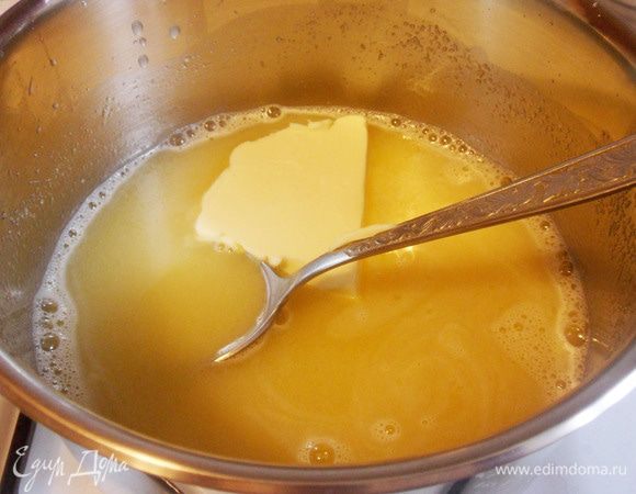 Когда масса нагреется, добавить сливочное масло. Постоянно перемешивая, продолжать варить до загустения.