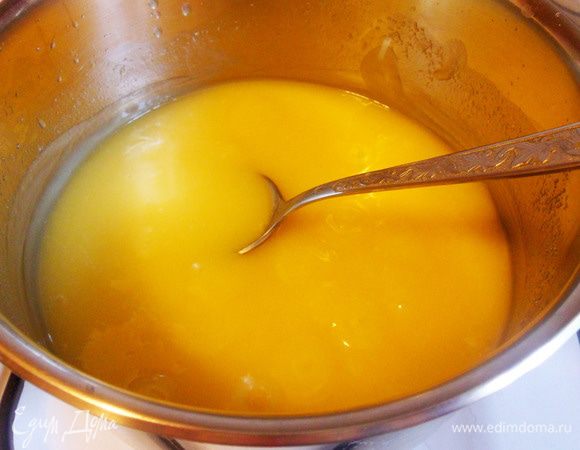 Масса активно кипит (видно на фото), но яйца не сворачиваются, т.к. много кислоты.