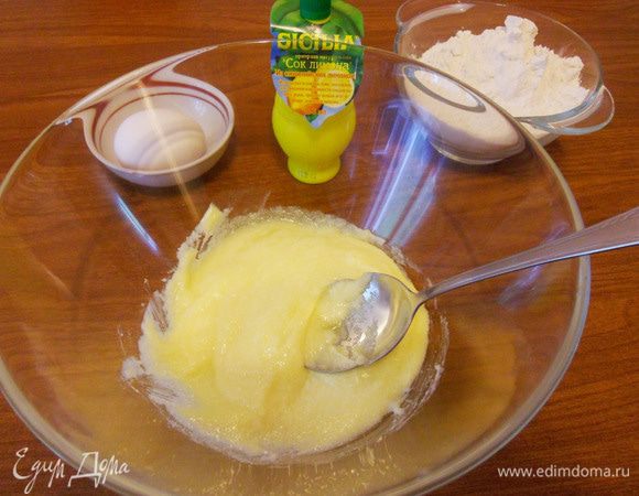 Мягкое сливочное масло растереть с сахаром.