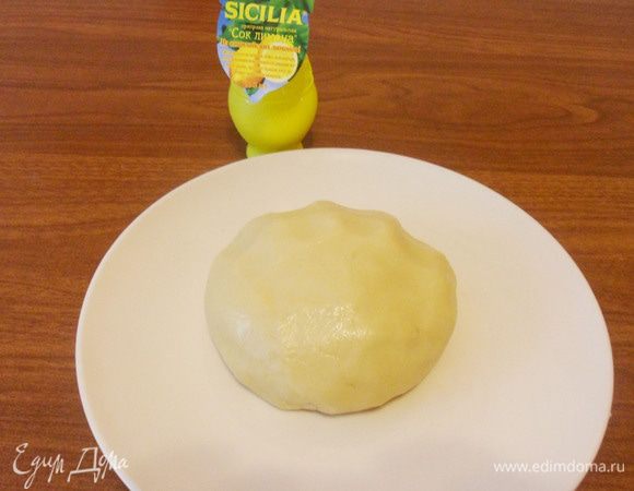 Руками слепить тесто в шар.