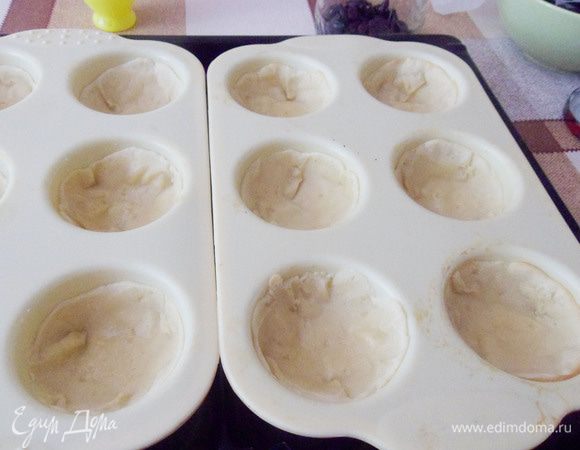 Поставить в разогретую до 180°С духовку. Выпекать 10-15 минут, затем груз-фасоль убрать и допекать еще около 5-10 минут.