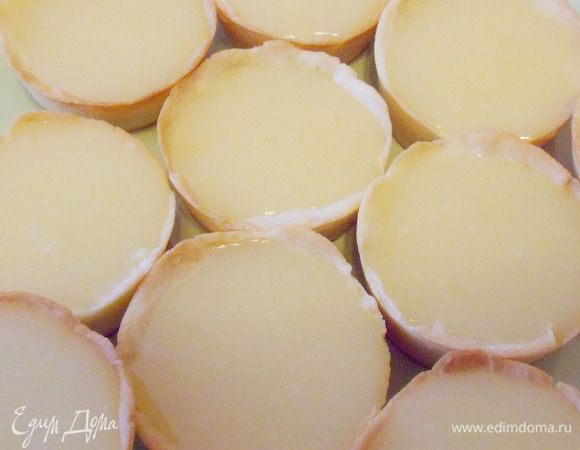 Наполнить каждую тарталетку кремом.